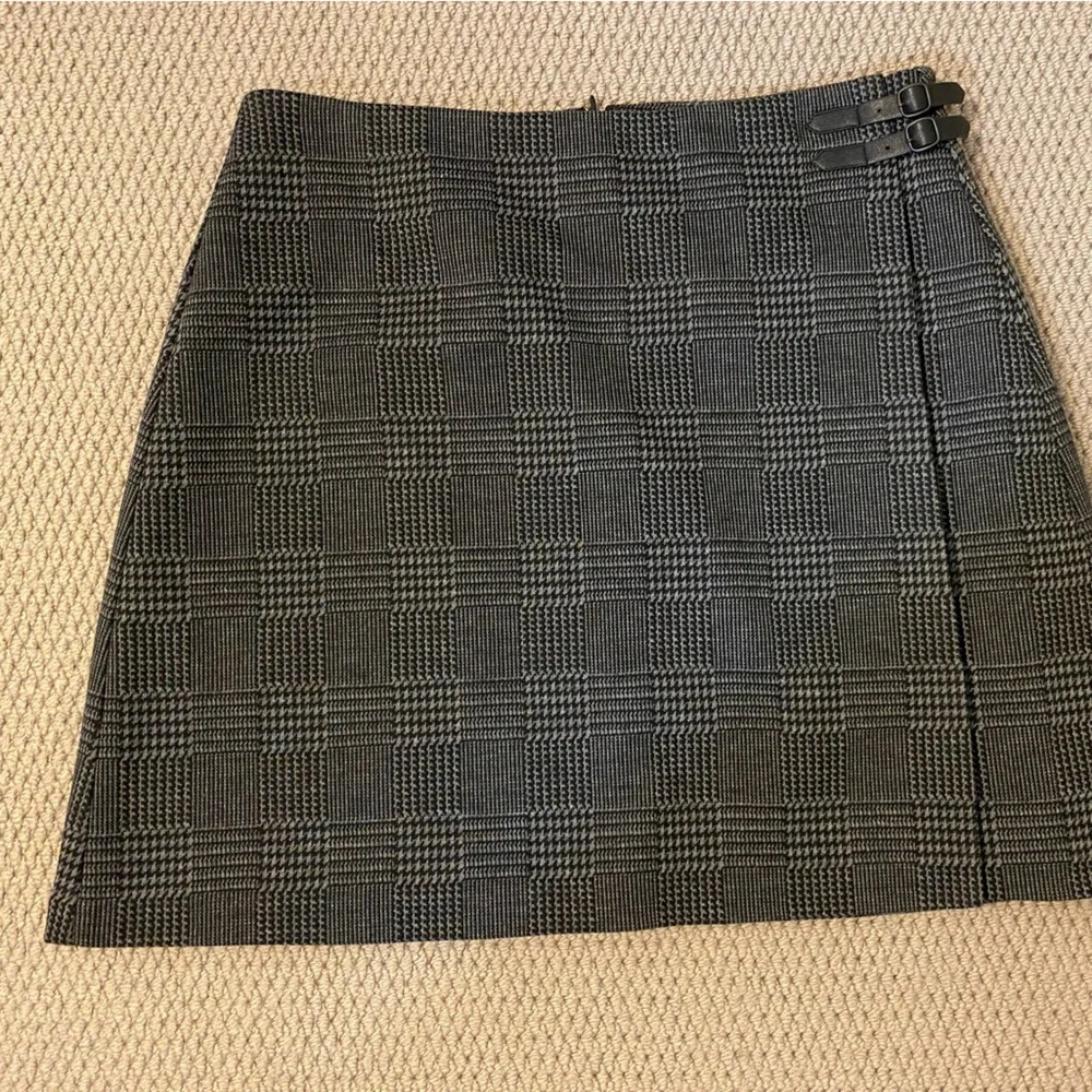 Vince Camuto size 6 a-line faux wrap houndstooth skirt in black / grey.